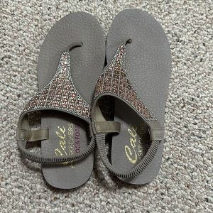 Cali by sketchers yoga foam sandals size 8 taupe